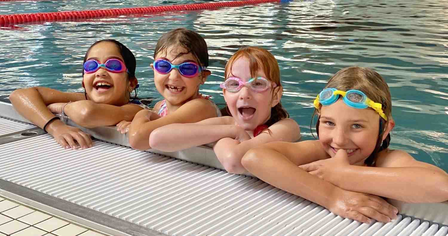Vier Mädchen im Schwimmbecken